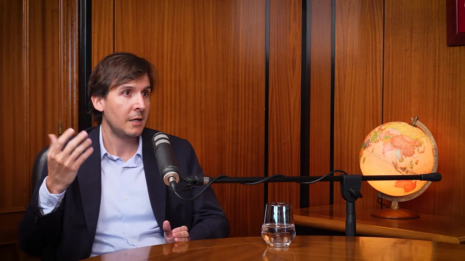 Toño Álvarez explicando cómo se vende una empresa familiar, durante una entrevista