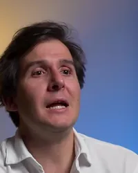 Toño Álvarez hablando a cámara sobre la compraventa de empresas