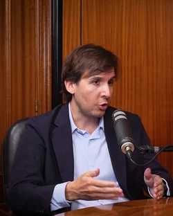 Toño Álvarez explicando en una entrevista cómo se vende una pyme